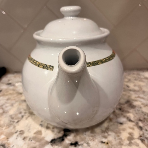 Corelle White Stoneware Teapot Sand Art Pattern. 6 cups - Picture 5 of 9